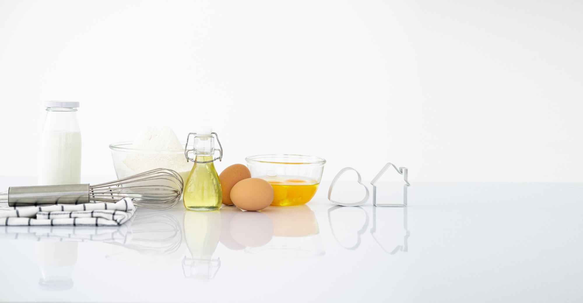 Banco di lavoro con ingredienti organizzati e strumenti