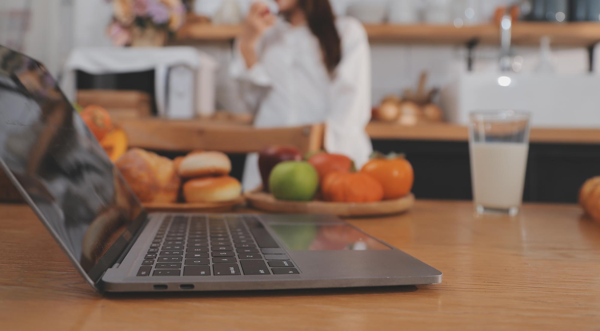 Modulo di lavoro e laptop in cucina